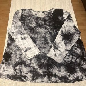Long sleeved navy and white tie dyed top